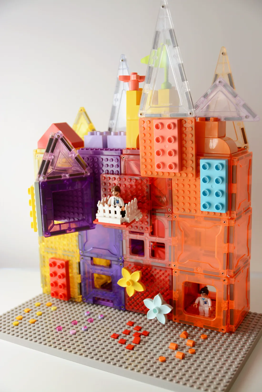 MAGBRIX 磁力片搭成城堡,牆上接 LEGO 積木與人偶一起玩