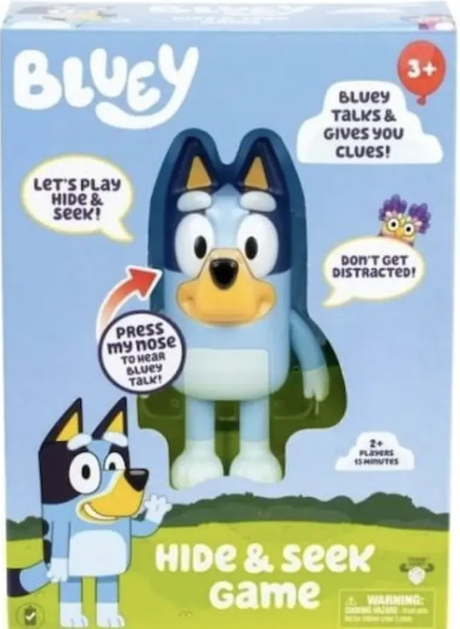 Bluey 躲貓貓互動玩具包裝,Bluey 公仔站在盒子前